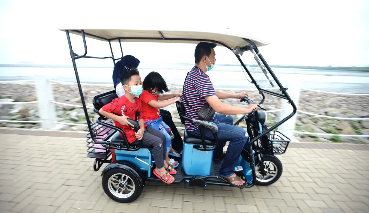Warga menaiki skuter listrik saat menikmati sore di Pulau Maju, Jakarta, Sabtu (26/2/2022). Sejak di resmikan oleh Gubernur DKI  Pulau Maju kini ramai di kunjungi warga Jakarta dan sekitarnya untuk sekedar berolahraga, jalan santai bersama keluarga, berlibur di akhir pekan. (merdeka.com/Imam Buhori)
