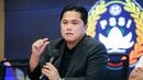 Ketua Umum PSSI, Erick Thohir memberikan keterangan saat konferensi pers mengenai perkembangan Timnas Indonesia Putri yang berlangsung di Stadion Utama Gelora Bung Karno (SUGBK), Senayan, Jakarta, Sabtu (21/09/2024). (Bola.com/Bagaskara Lazuardi)