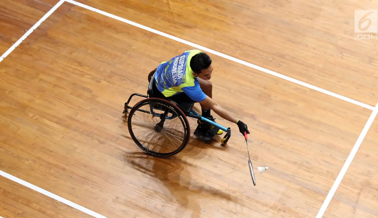 Pebulutangkis Jawa Tengah, Supriyadi mengembalikan kok ke arah Wiwin Andri (Banten) pada laga Indonesia Para Games Invitational Tournament 2018 di Istora Senayan, Jakarta, Rabu (27/6). Supriyadi unggul 21-11, 21-18. (Liputan6.com/Helmi Fithriansyah)