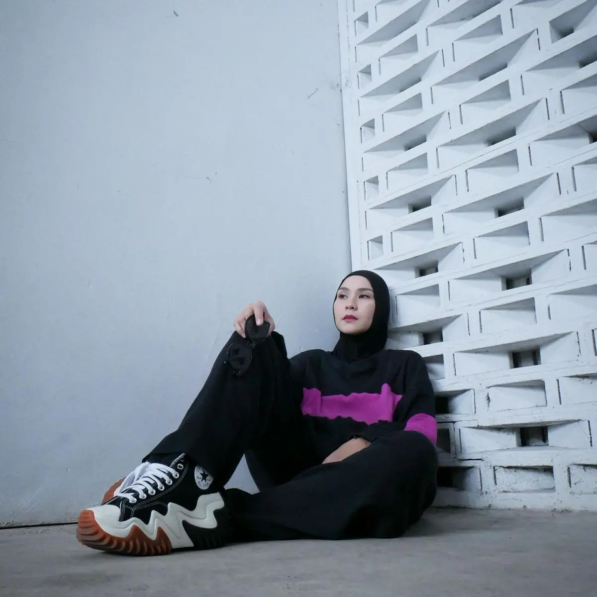 8 Potret OOTD Hijab Casual dengan Sneakers ala Zaskia Adya Mecca