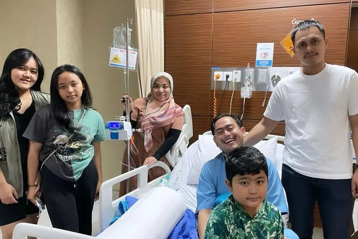 Muzdalifah Ajak Suami dan Anak-Anak Jenguk Nassar di Rumah Sakit, Captionnya Bikin Sejuk