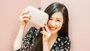 Sedangkan Over My Skin sangat cocok dengan kehidupan Tiffany yang kini lebih dewasa. Lagu ini menceritakan bagaimana Tiffany merasa dengan feminitas. (Foto: instagram.com/tiffanyyoungofficial)