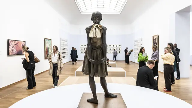 Orang-orang melewati patung Edgar Degas "La petite danseuse de quatorze ans" pada 26 September 2023 di Amsterdam saat menonton di Rijksmuseum, tempat lebih dari sembilan puluh karya seni dari koleksi Museum Boijmans Van Beuningen di Rotterdam dipa