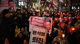 Keputusan Presiden Korea Selatan Yoon Suk Yeol terkait pemberlakuan darurat militer sontak mendorong ribuan orang untuk berkumpul di depan parlemen untuk melakukan protes. (Philip FONG/AFP)