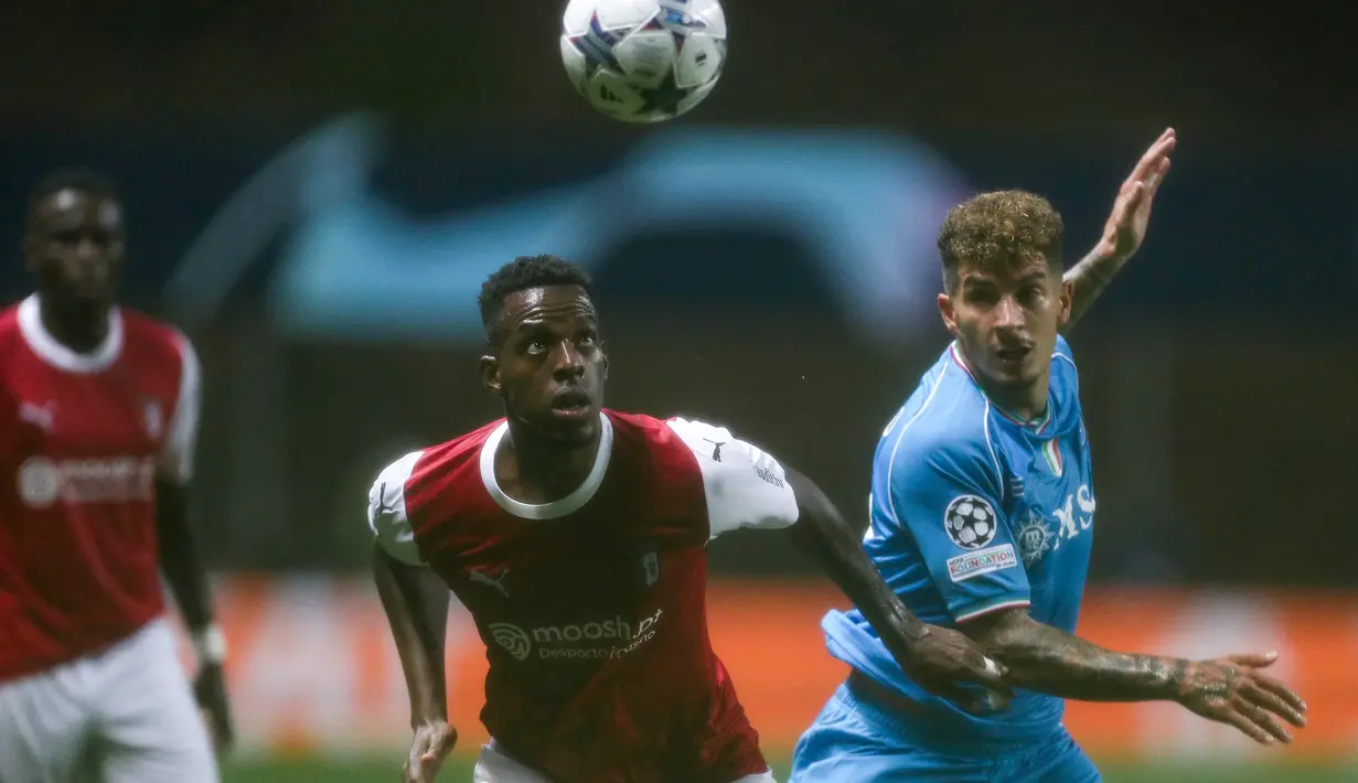 Sementara tuan rumah hanya membalas lewat gol Bruma. (Photo by MIGUEL RIOPA / AFP)
