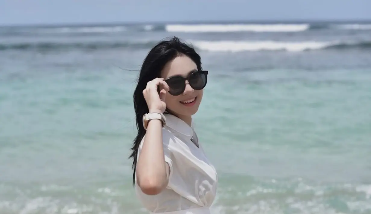 Zee JKT48 selalu bergaya cantik memesona di berbagai momen. Tak terkecuali saat Zee berlibur di pantai. Gaya santai melepas penat ini banjir pujian karena Zee terlihat sangat menawan dengan kenakan outfit putih dan kacamata hitam. (Liputan6.com/IG/@jkt48.zee)