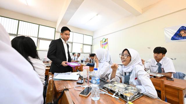 Gibran Sidak Program Makan Bergizi Gratis di SMAN 60 Jakarta