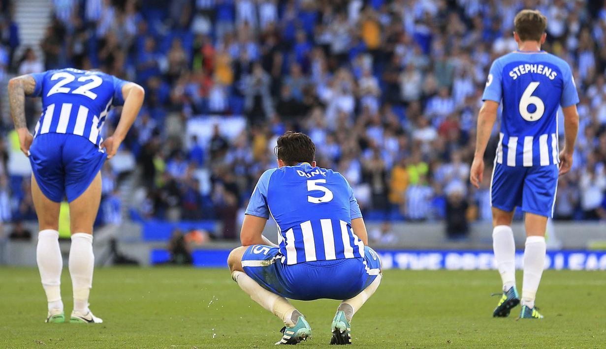 Para pemain Brighton tampak kecewa usai dikalahkan Manchester City pada laga Premier League di Stadion American Express Community, Brighton, Sabtu (12/8/2017). Brighton kalah 0-2 dari Manchester City. (AP/Gareth Fuller)