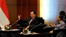 Ketua Parlemen Korsel, Chung Ui Hwa saat berdiskusi dengan Ketua MPR, Zulkifli Hasan di Jakarta, Senin (22/12/2014). (Liputan6.com/Andrian M Tunay