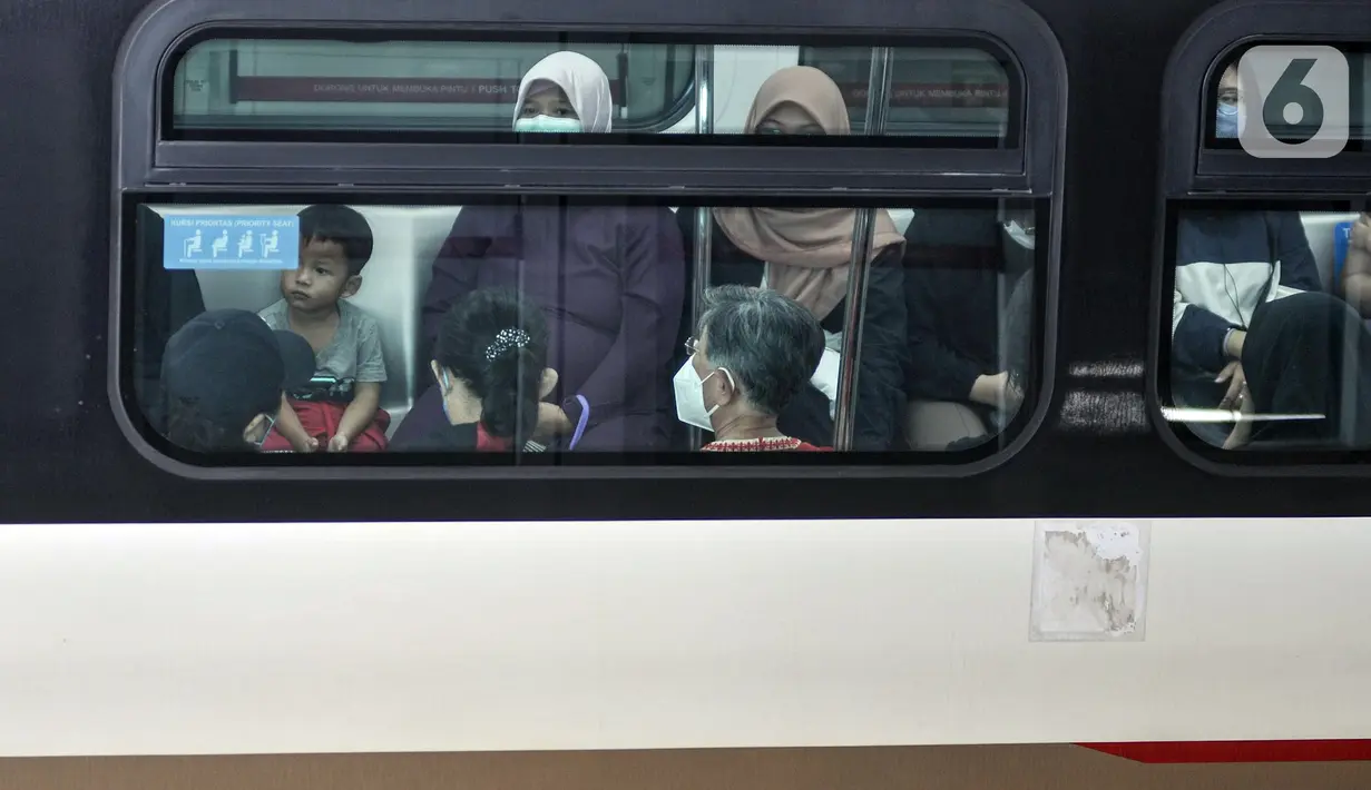 Warga menaiki transportasi Light Rail Transit (LRT) Jakarta, Rabu (22/6/2022). Layanan gratis tarif angkutan umum seperti Transjakarta, MRT, LRT dalam rangka merayakan HUT ke-495 DKI Jakarta disambut antusias oleh warga yang ingin menikmatinya bersama keluarga. (merdeka.com/Iqbal S. Nugroho)