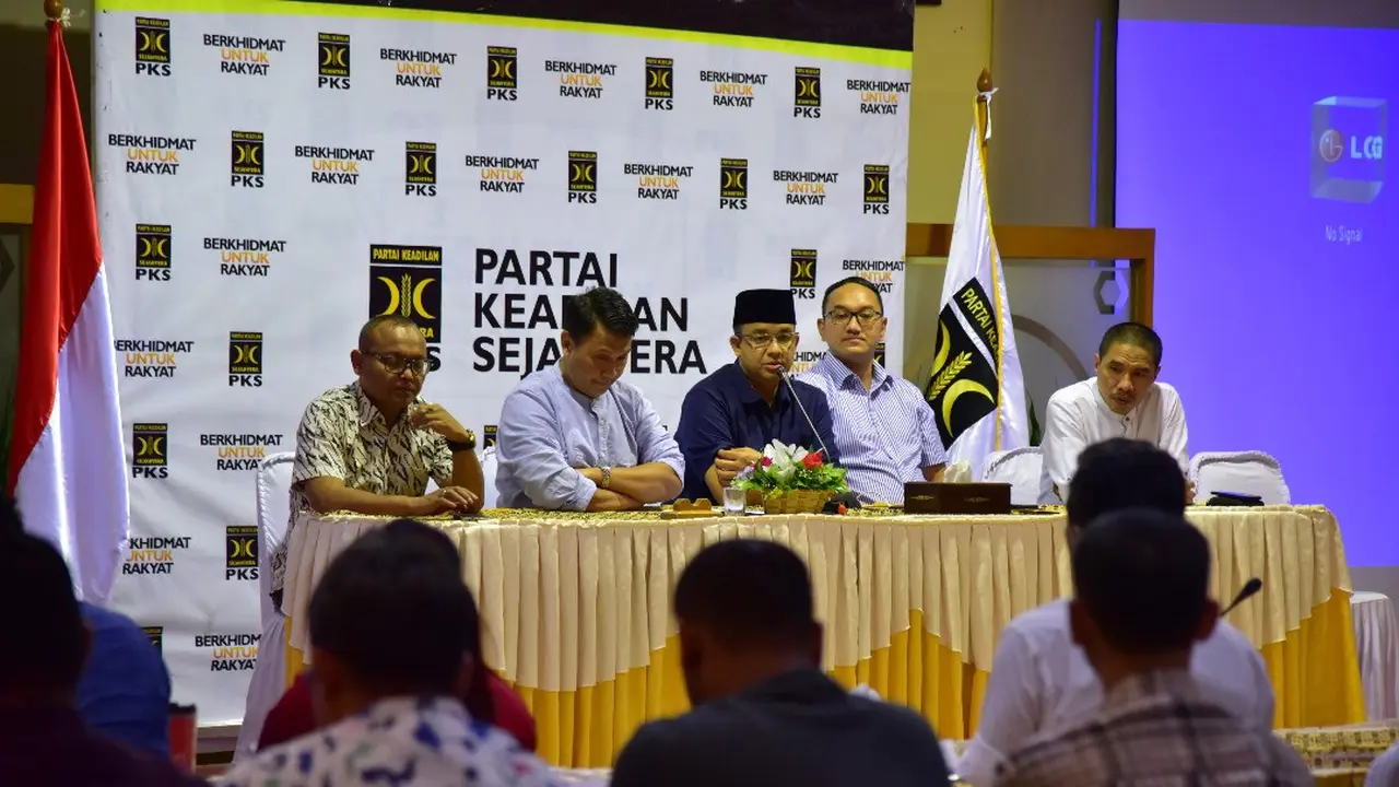 Anies mengumumkan personel tim sinkronisasi. (Anies-Sandi Media Center)
