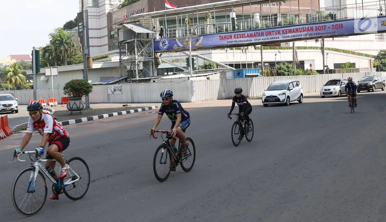 Sejumlah peseda melintas di kawasan MH Thamrin, Jakarta, Minggu (18/6). Peniadaan sementara pelaksanaan car free day dilakukan lantaran adanya kegiatan rutin pengamanan libur panjang dan pengawasan arus Lebaran 2017. (Liputan6.com/Immanuel Antonius)
