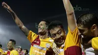 Selebrasi kemenangan Raphael Maitimo, Hamka Hamzah usai Arema Cronus mengalahkan Persib Bandung di turnamen sepak bola Bali Island 2016 di Stadion Kapten I Wayan Dipta, Gianyar Bali Selasa (23/2/2016).  (Bola.com/Peksi Cahyo)