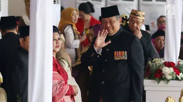 Presiden RI ke-6, Susilo Bambang Yudhoyono (SBY) melambaikan tangan saat menghadiri upacara peringatan kemerdekaan ke-72 di Istana Merdeka, Jakarta, Kamis (17/8). SBY datang bersama Ibu Ani Yudhoyono. (Liputan6.com/Pool)