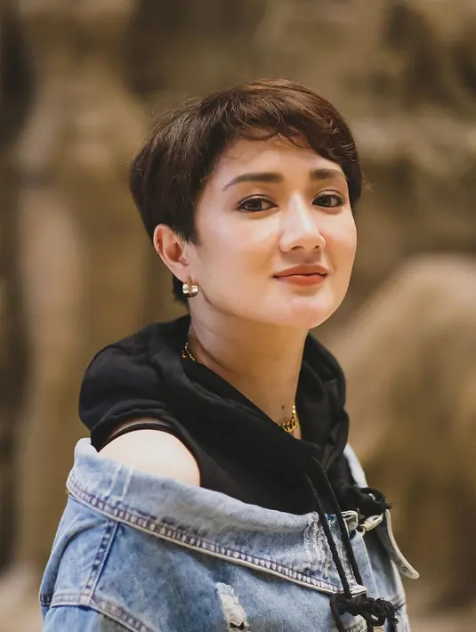 Dikenal dengan nama panggung Melly Mono, musisi asal Bandung ini sebenarnya memiliki nama asli Melly Herlina. (FOTO: instagram.com/melly_mono)