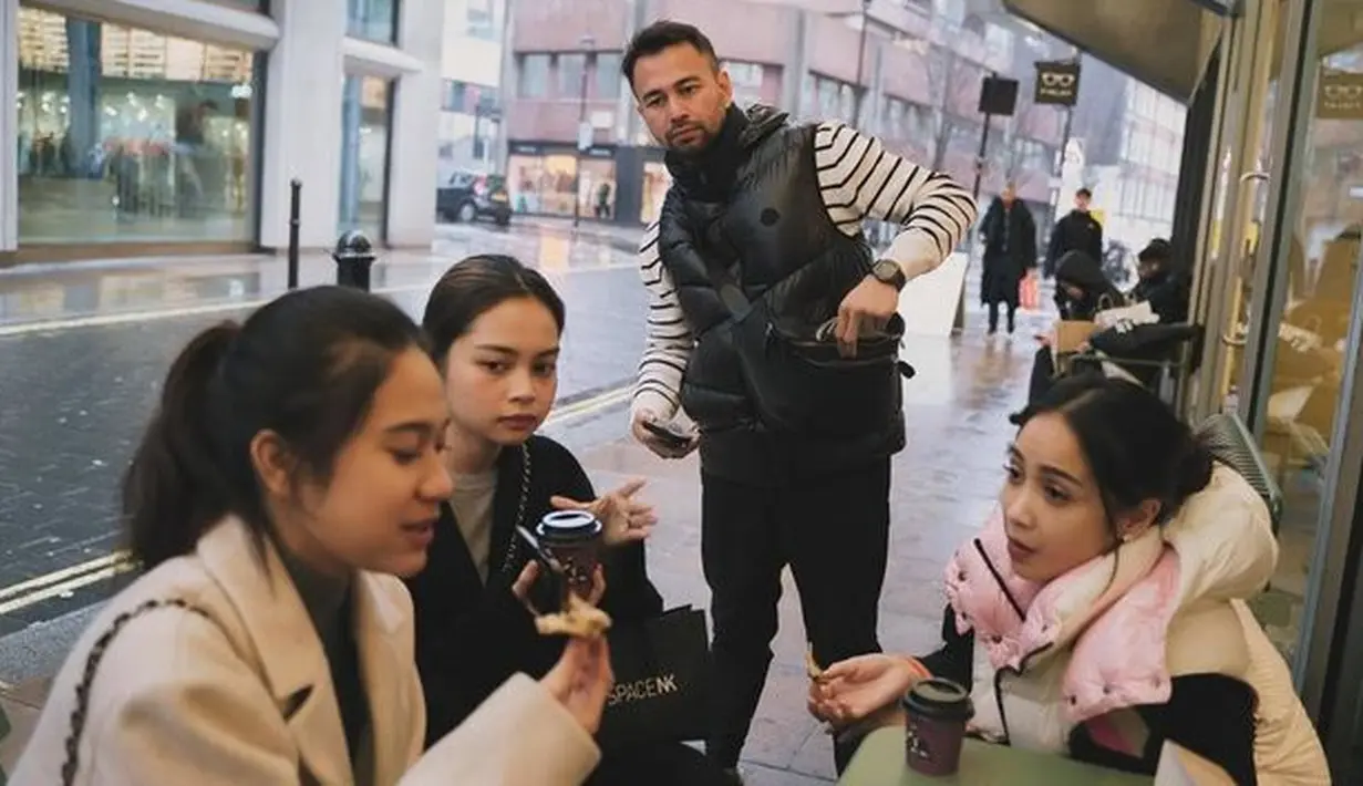 <p>Walaupun ngopi di pinggir jalan, Nagita dan Azizah tampak cantik menawan. Raffi juga tampak ikut dalam liburan kali ini, tapi ia tidak benar-benar berpose dengan Nagita. [Foto: instagram.com/raffinagita1717]</p>