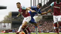 Striker Chelsea, Diego Costa sedang berebut bola dengan bek West Ham, Aaron Cresswell (Reuters)