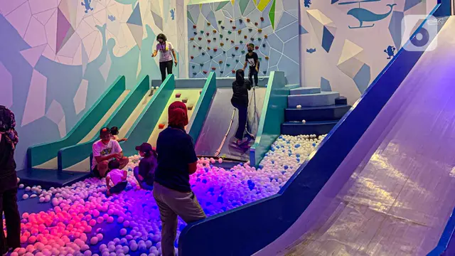Pengunjung Penuhi Wahana Permainan Anak di Mal