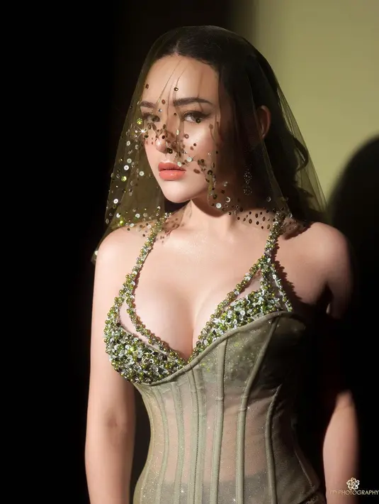 Wajahnya dirias glowing dengan nuansa oranye yang pas untuk kulitnya. [Foto: Instagram/fdphotography90]