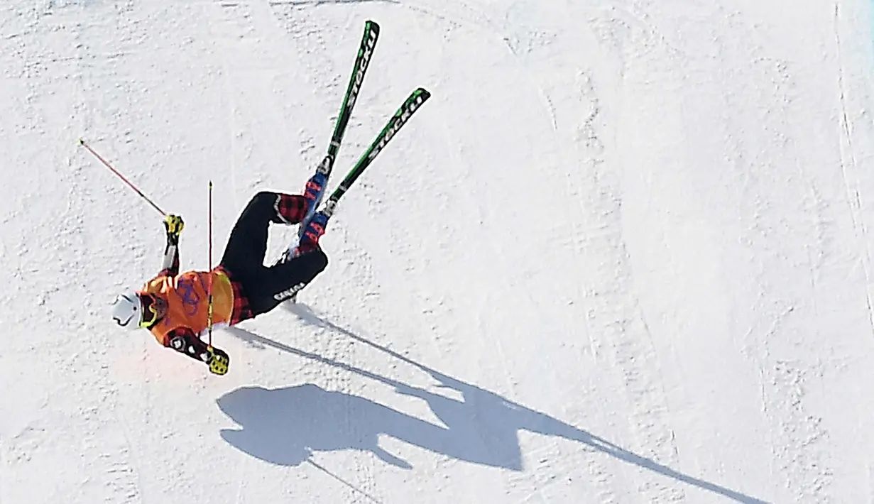 Christopher Delbosco dari Kanada saat terjatuh saat perlombaan ski 1/8 akhir pertandingan selama Olimpiade Musim Dingin Pyeongchang 2018 di Phoenix Park di Pyeongchang (21/2). (AFP Photo/Loic Venance)