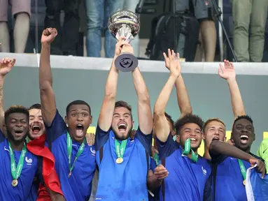 Timnas Prancis U-19 menjuarai Piala Eropa U-19 setelah mengalahkan Italia U-19, 4-0, dalam final yang berlangsung di Sinsheim, Jerman, (24/7/2016). (AFP/Daniel Roland)