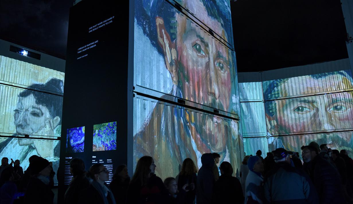 Suasana pameran imersif luar ruangan bertajuk "Digital Nights Wellington -- Van Gogh Alive" di Wellington, Selandia Baru, 1 Oktober 2020. Pameran musikal dan visual tersebut mengajak para pengunjung lebih mengenal karya-karya Van Gogh dengan warna-warni cerah dan detail yang hidup. (Xinhua/Guo Lei)
