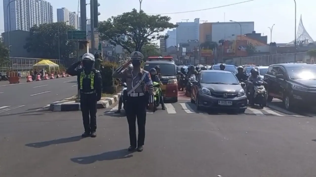 Momen Hening Pengendara di Lampu Merah Depok Berhenti Sejenak, Beri Hormat ke Bendera Merah Putih