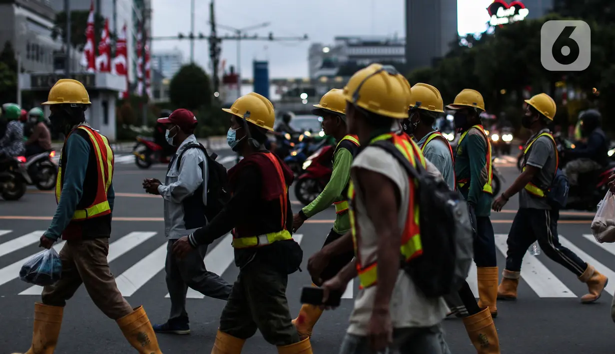 Pekerja beraktivitas saat PPKM level 3 di kawasan Monas, Jakarta, Sabtu (21/8/2021). Wagub DKI Jakarta Ahmad Riza Patria mengungkapkan, Jakarta sudah keluar dari zona merah setelah satu setengah bulan angka COVID-19 tinggi.  (Liputan6.com/Johan Tallo)