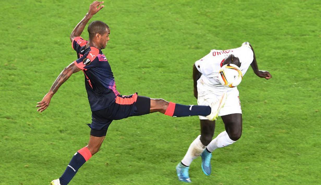 Pemain Bordeaux, Diego Rolan (kiri), berebut bola dengan pemain Liverpool, Mamadou Sakho, dalam laga Grup B Liga Europa di Bordeaux, Jumat (18/9/2015) dini hari WIB. (AFP Photo/Mehdi Fedouach)