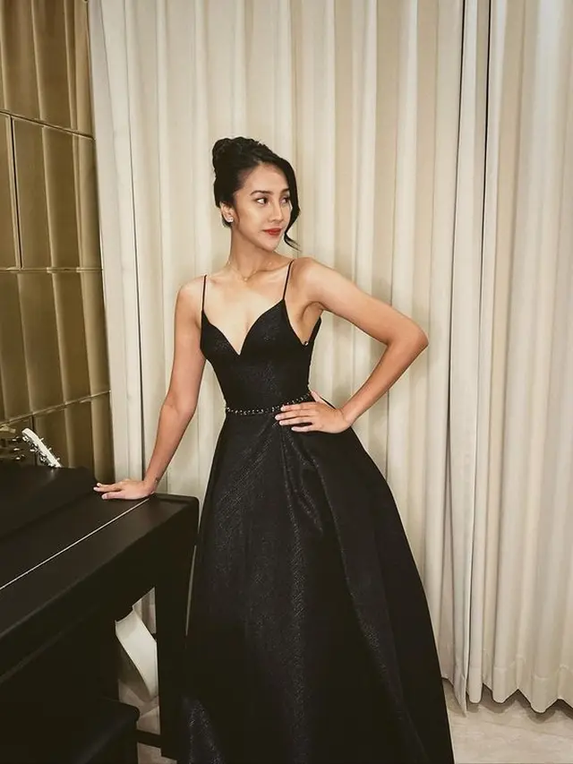 Anya Geraldine kenakan dress hitam (Instagram/anyageraldine)
