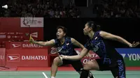 Ganda putri Indonesia, Greysia Polii / Apriyani Rahayu, berusaha memukul kok saat melawan ganda Jepang pada Indonesia Masters 2019 di Istora Senayan, Jakarta, Sabtu (26/1). Greysia / Apriyani gagal ke final. (Bola.com/Yoppy Renato)