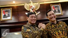 Luhut Binsar Pandjaitan (Kanan) salam komando dengan Tedjo Edhy Purdijanto usai sertijab menteri di kantor Kemenkopolhukam , Jakarta, Kamis (13/8/2015). Luhut resmi menggantikan Tedjo Edhy Purdijatno sebagai Menko Polhukam. (Liputan6.com/Faizal Fanani)