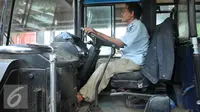 Pengemudi membawa bus PPD 43 jurusan tanjung priok cililitan di Jakarta, senin, (15/2). Trayek bus besar yang dihapus adalah Mayasari Bakti Patas AC 03 (Tanjung Priok-Kalideres), Jasa Utama 973 (Rawamangun-Grogol). (Liputan6.com/Gempur M Surya)