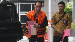 Tersangka penyuap Bupati Bengkayang, Suryadman Gidot, Rodi bersiap untuk menjalani pemeriksaan di Gedung KPK, Jakarta, Jumat (18/10/2019). Rodi diperiksa untuk melengkapi berkas dalam kasus dugaan suap proyek Pemerintah Kabupaten Bengkayang, Kalimantan Barat Tahun 2019. (merdeka.com/Dwi Narwoko)