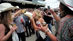 Suasana keramaian festival  Calgary Stampede di Calgary , Alberta , Kanada, (9/7). Festival ini menyuguhkan pertunjukan chuckwagon racing, berbagai parade, hiburan pasar malam, pertunjukan langsung dan tentu saja, rodeo.( REUTERS / Todd korol)