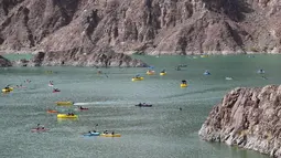 Wisatawan bermain perahu dan kayak di Bendungan Hatta, Dubai, 15 Februari 2019. Glamping atau glamorous camping sedang menjadi tren di kalangan traveler beberapa tahun belakangan. (Karim Sahib/AFP)