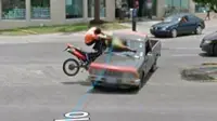 Terekam kamera Street View, kecelakaan yang terjadi melibatkan sepeda motor dan mobil pikap.  (Mirror).
