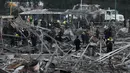 Petugas kepolisian melakukan penyelidikan di lokasi ledakan pasar kembang api di luar Ibu Kota Meksiko, Selasa (20/12). Kebakaran memicu serangkaian ledakan berwarna warni dan asap besar yang menggantung di sebagian kota Meskiko. (REUTERS/Edgard Garrido)