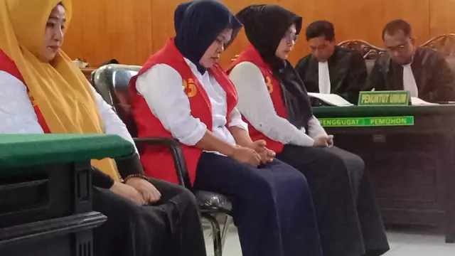 Trio emak-emak yang lakukan kampanye hitam terhadap capres Jokowi mendengarkan vonis hakim Pengadilan Negeri Karawang. (Liputan6.com/Abramena)