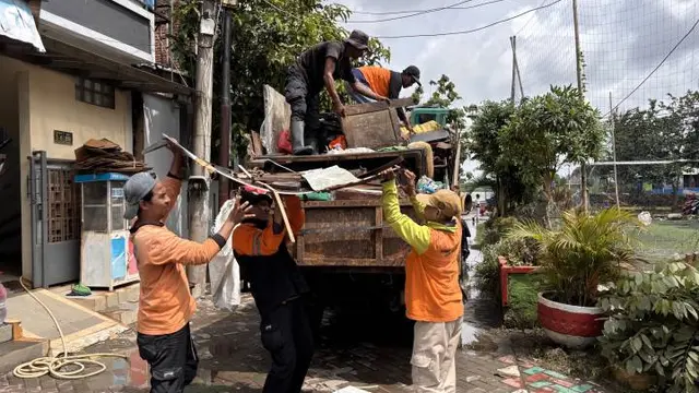 Petugas DLH Kota Tangerang mulai bersih-bersih sampah usai banjir yang terjadi di sejumlah titik wilayah Kota Tangerang.