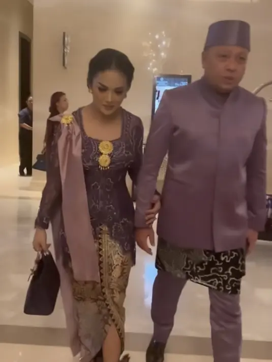 Krisdayanti pun memadukannya dengan kain batik sebagai bawahan, selendang ungu, dan aksesori keemasannya. [@krisdayantilemos]