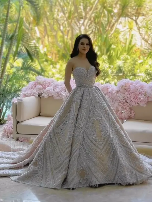 Chen Giovani memilih mengenakan bawl gown yang memiliki detail payetan yang terlihat indah. Dengan model gaun off shouldernya. [@majestichocuspocus]