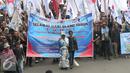 Buruh saat melakukan longmarch menuju Istana Merdeka, Jakarta, Sabtu (6/2/2016). Dalam aksi tersebut mereka meminta agar tidak terjadi PHK secara besar-besaran. (Liputan6.com/Angga Yuniar)