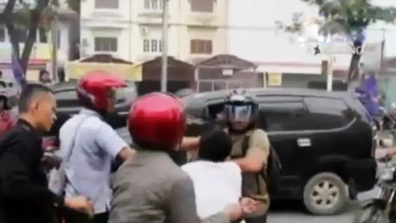 Kilas Indonesia: Aksi Brutal Debt Collektor Rampas Motor di Jalan