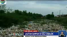 Selain sampah rumah tangga, sepanjang aliran sungai juga dipenuhi tumpukan eceng gondok hingga menyebabkan air sungai tidak mengalir.