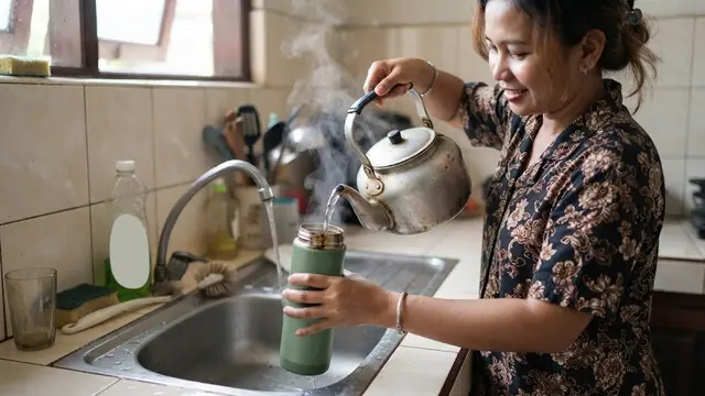 9 Cara Menghilangkan Bekas Kopi atau Teh pada Botol Minum