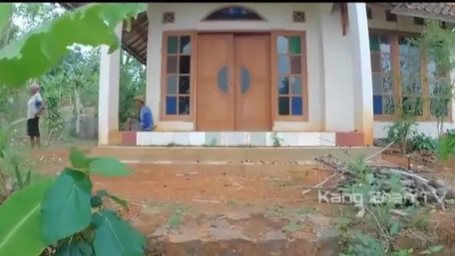 Potret tampak depan rumah kosong yang diduga milik Isye Sumarni (Sumber: TikTok/kangenan79)