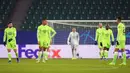 Reaksi para pemain Wolfsburg setelah pemain Lille Angel Gomes (tak terlihat) mencetak gol ke gawang meraka pada pertandingan sepak bola Grup G Liga Champions di Wolfsburg, Jerman, 8 Desember 2021. Lille menang 3-1. (AP Photo/Martin Meissner)