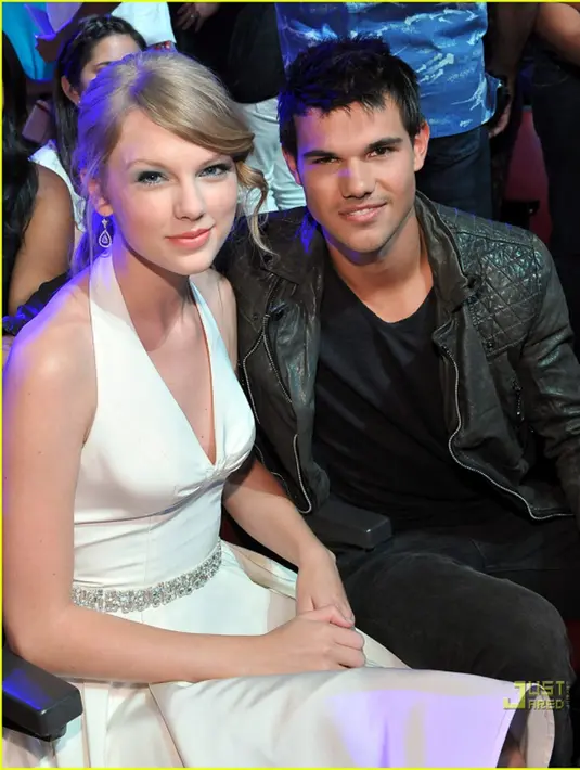 Tahun 2009, bulan Agustus hingga Desember, Taylor menjalin kasih dengan bintang film Twilight, Taylor Lautner. Kedua pasangan sama nama depannya itu menjalin cinta lokasi saat main film Valentine’s Day. (Istimewa)