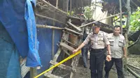 Polisi membongkar pabrik miras ciu di Tangerang. (Liputan6.com/Pramita Tristiawati)